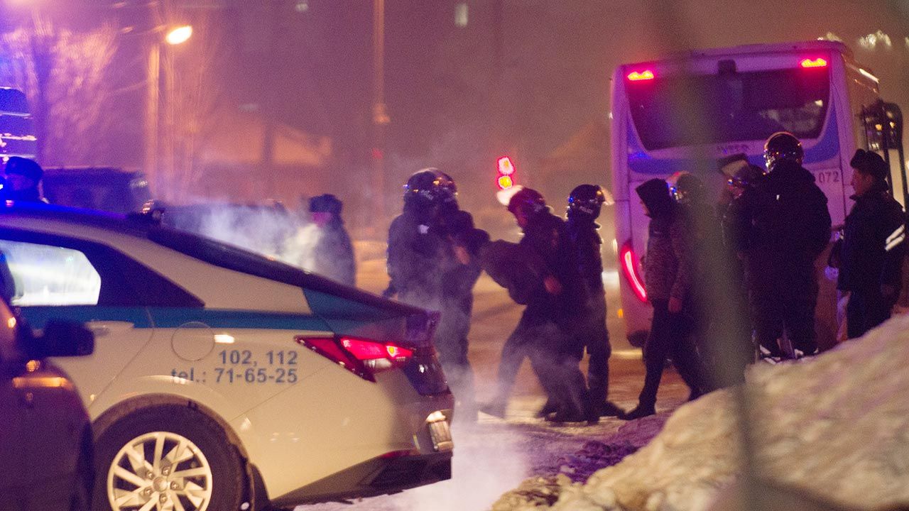 Gwałtowne protesty w Kazachstanie (fot. Turar Kazangapov/Anadolu Agency via Getty Images) Gwałtowne protesty w Kazachstanie (fot. Turar Kazangapov/Anadolu Agency via Getty Images)