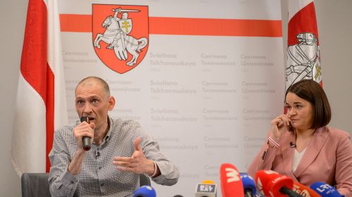 Былы кандыдат на прэзідэнцтва 2020 года і былы палітвязень Сяргей Ціханоўскі і ягоная жонка, лідарка дэмакратычных сілаў Святлана Ціханоўская падчас прэс-канферэнцыі з удзелам шасці палітвязняў, вызваленых 21 чэрвеня. Вільня, Літва. 22 чэрвеня 2025. Фота: Белсат
