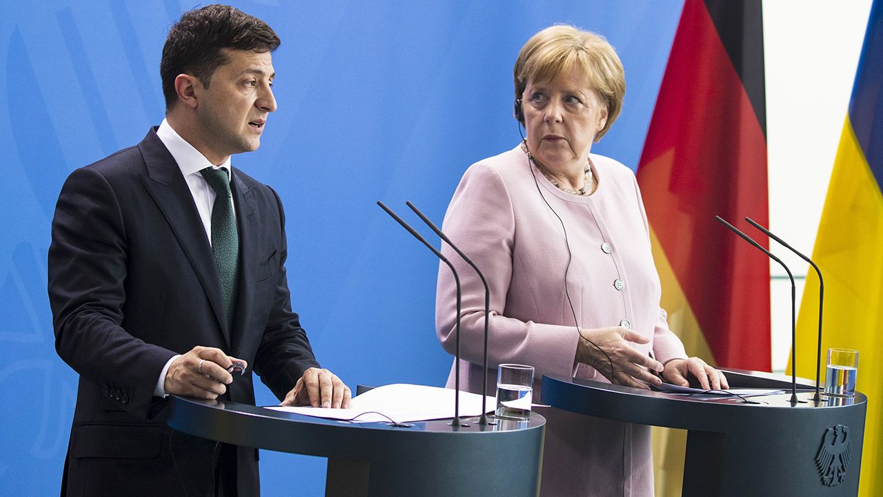 Jak jednak przypomniał prezydent Ukrainy, Merkel obiecała mu, że ukraińskie gazociągi nadal będą „pełne gazu” (fot. Emmanuele Contini/NurPhoto via Getty Images) Jak jednak przypomniał prezydent Ukrainy, Merkel obiecała mu, że ukraińskie gazociągi nadal będą „pełne gazu” (fot. Emmanuele Contini/NurPhoto via Getty Images)