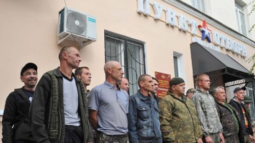 Rosyjska armia dramatycznie potrzebuje rekrutów, a chętnych coraz mniej. Na zdjęciu grupa przyszłych żołnierzy z obwodu tambowskiego przed wyruszeniem na szkolenie. Zdj. Aleksiej Suchorukow / RIA Novosti