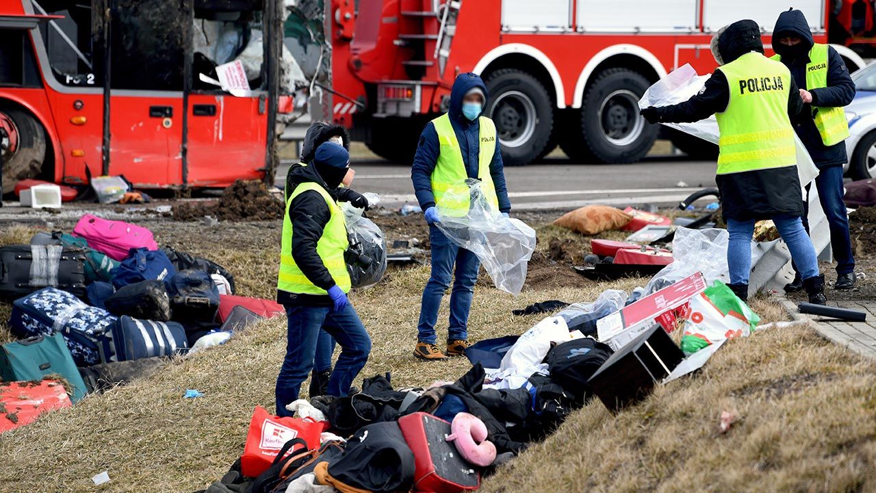 Prokuratorzy pracują na miejscu wypadku (fot. PAP/Darek Delmanowicz) Prokuratorzy pracują na miejscu wypadku (fot. PAP/Darek Delmanowicz)
