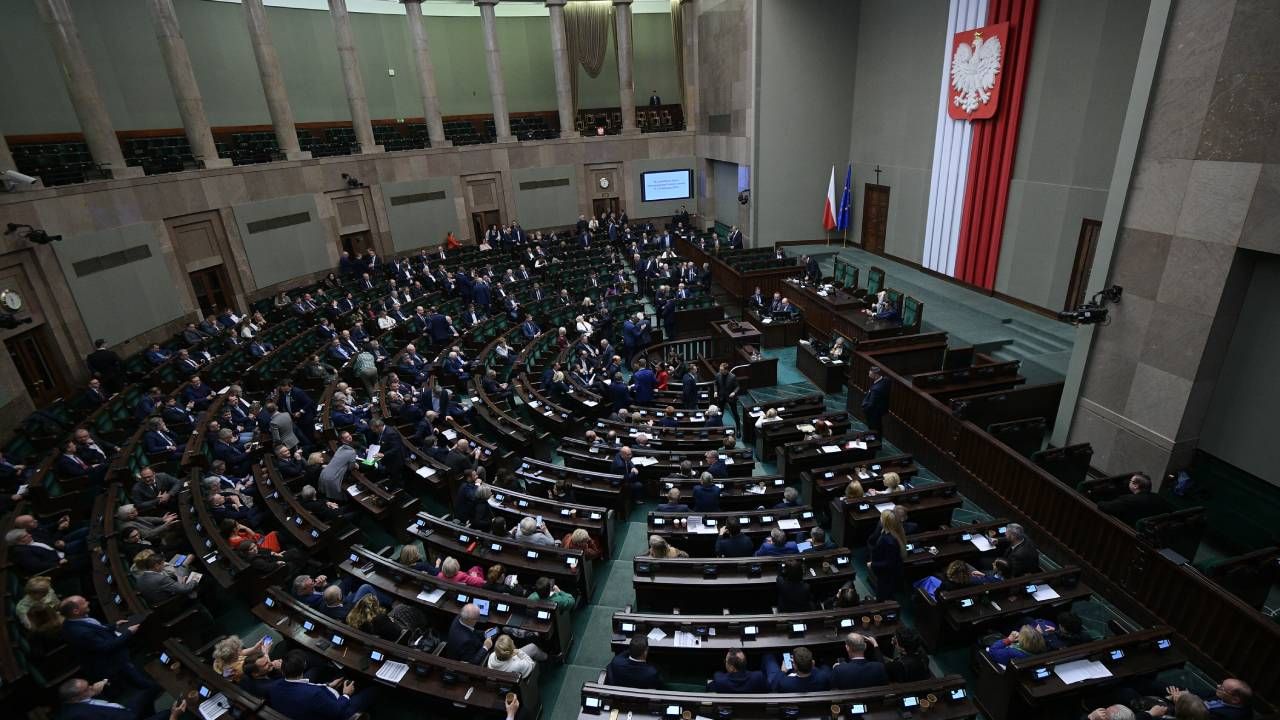 Nowy sondaż poparcia dla partii politycznych (fot.PAP/Marcin Obara) Nowy sondaż poparcia dla partii politycznych (fot.PAP/Marcin Obara)