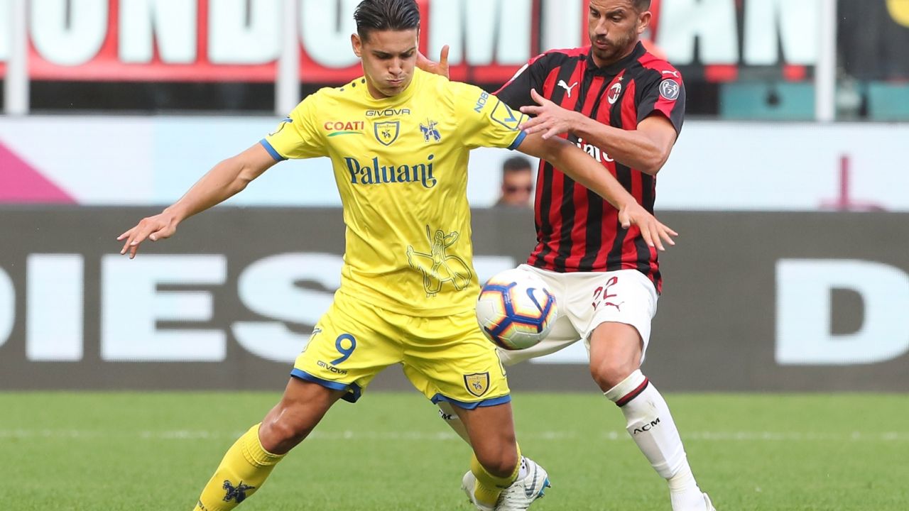 Mariusz Stępiński w meczu z Milanem (fot. Getty)