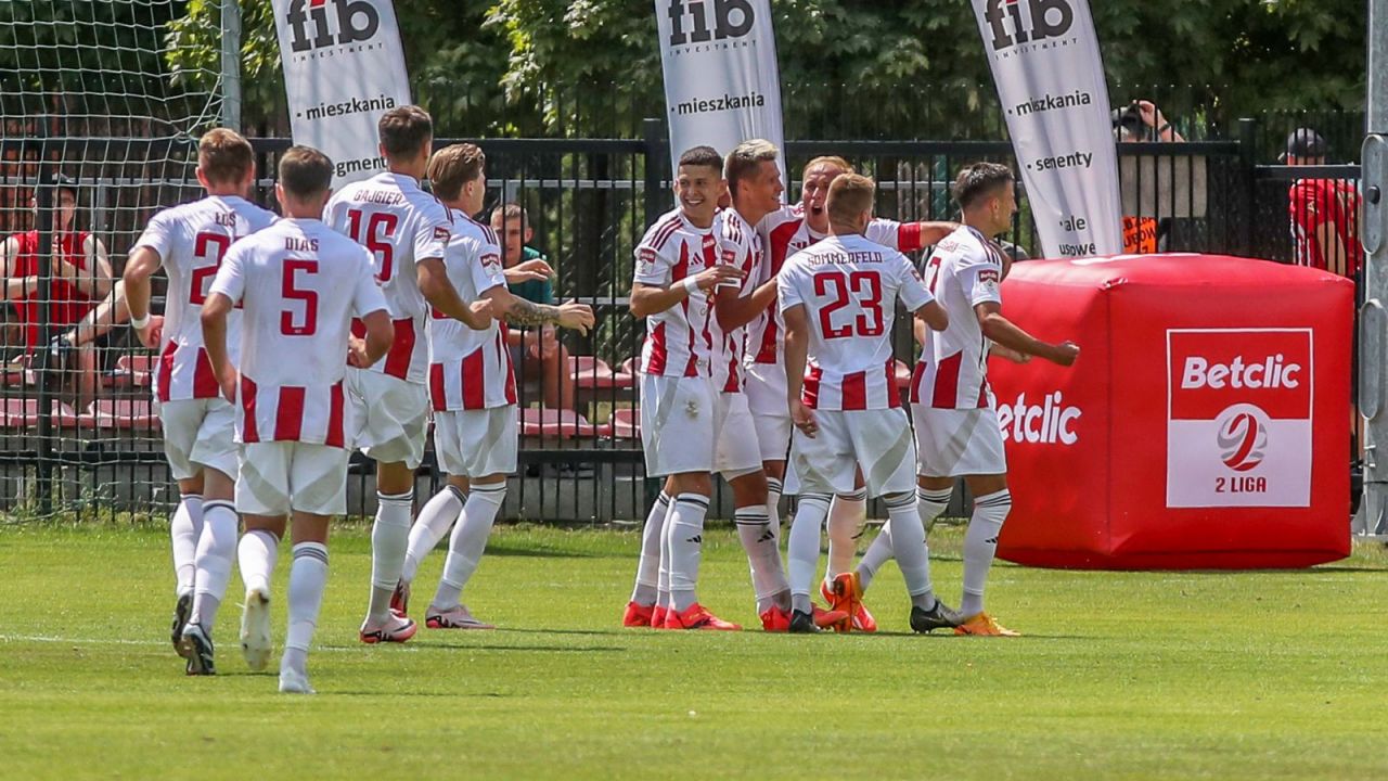 Piłkarze Pogoni Grodzisk Mazowiecki wciąż są niepokonani w Betclic 2 lidze (fot. 400mm.pl)