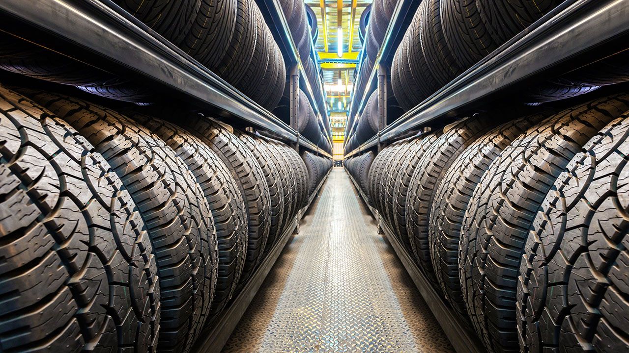 Nowy system etykietowania opon ma mieć również zastosowanie do pojazdów ciężarowych (fot. Shutterstock/SantiPhotoSS) Nowy system etykietowania opon ma mieć również zastosowanie do pojazdów ciężarowych (fot. Shutterstock/SantiPhotoSS)