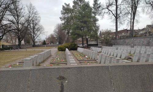 Следы от советских снарядов на кладбище на Россе.