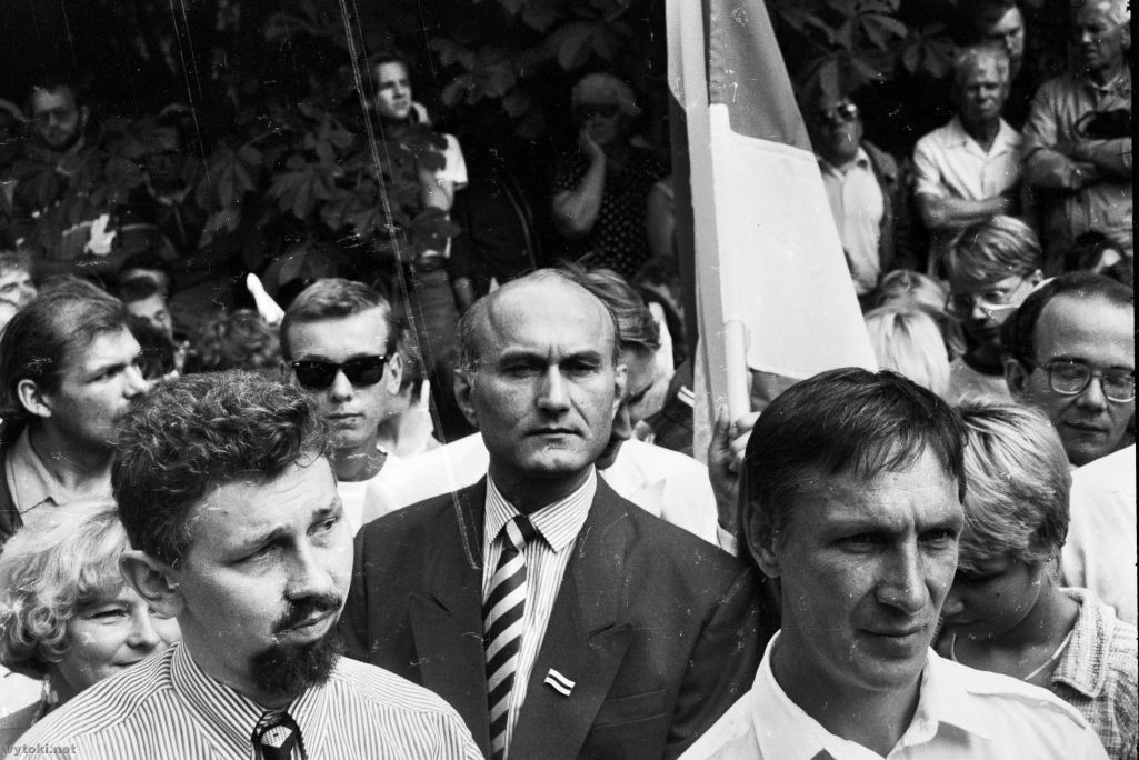 Сяргей Навумчык (злева) і Зянон Пазняк (у цэнтры) на мітынгу да Дня незалежнасці. Менск, Беларусь. 27 ліпеня 1995 года. Фота: Уладзімір Сапагоў / Vytoki.net