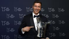 Robert Lewandowski z nagrodą piłkarza roku UEFA (fot. PAP)