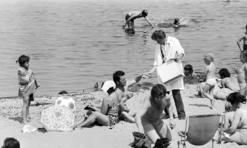 Czerwiec 1978 roku. Sprzedawca lodów na plaży nad Zalewem Zegrzyńskim koło Warszawy. Fot. PAP/Adam Urbanek