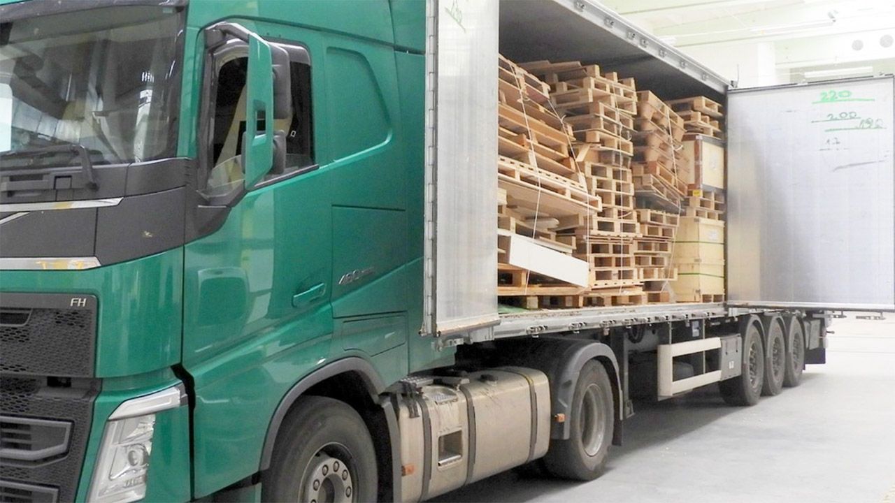 Ciężarówka wraz z towarem została zabezpieczona (fot. Izba Administracji Skarbowej w Białymstoku) Ciężarówka wraz z towarem została zabezpieczona (fot. Izba Administracji Skarbowej w Białymstoku)