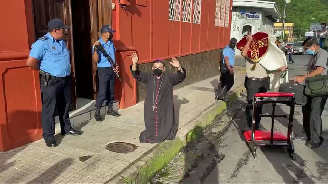 Biskup otoczony przez policję (fot. Facebook/Diócesis de Matagalpa) Biskup otoczony przez policję (fot. Facebook/Diócesis de Matagalpa)