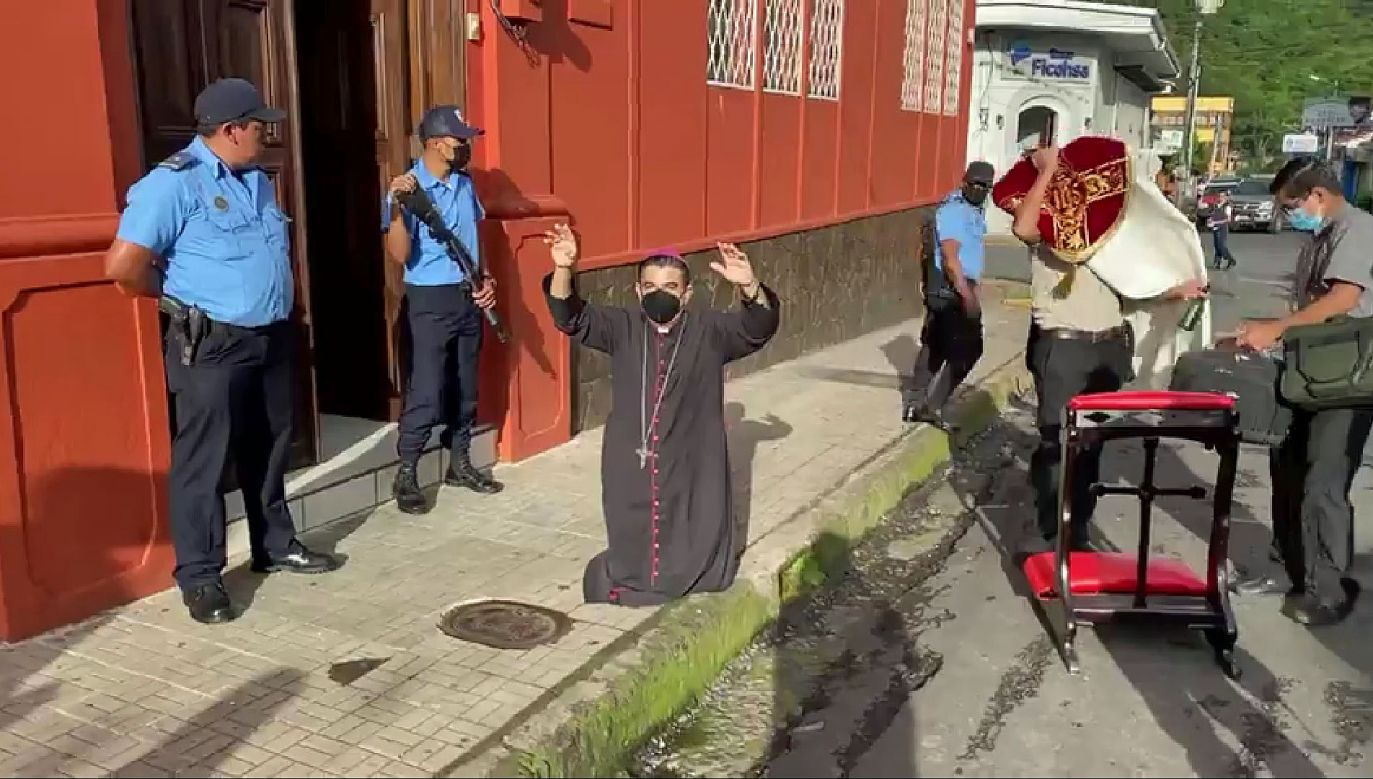 Biskup otoczony przez policję (fot. Facebook/Diócesis de Matagalpa)