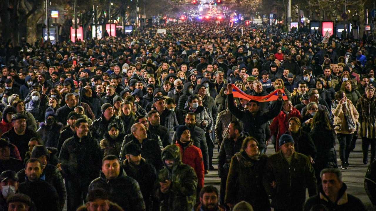 Zwolennicy i przeciwnicy rządu protestowali na ulicach Erywania (fot. PAP/EPA/NAREK ALEKSANYAN) Zwolennicy i przeciwnicy rządu protestowali na ulicach Erywania (fot. PAP/EPA/NAREK ALEKSANYAN)