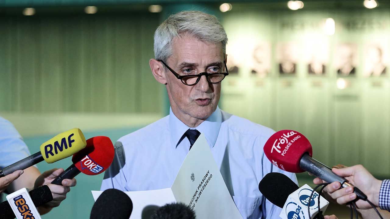 Zdaniem Laskowskiego może to być przykładem dla obywateli, że niewygodnego prawa przestrzegać nie trzeba (fot. PAP/Tomasz Gzell) Zdaniem Laskowskiego może to być przykładem dla obywateli, że niewygodnego prawa przestrzegać nie trzeba (fot. PAP/Tomasz Gzell)