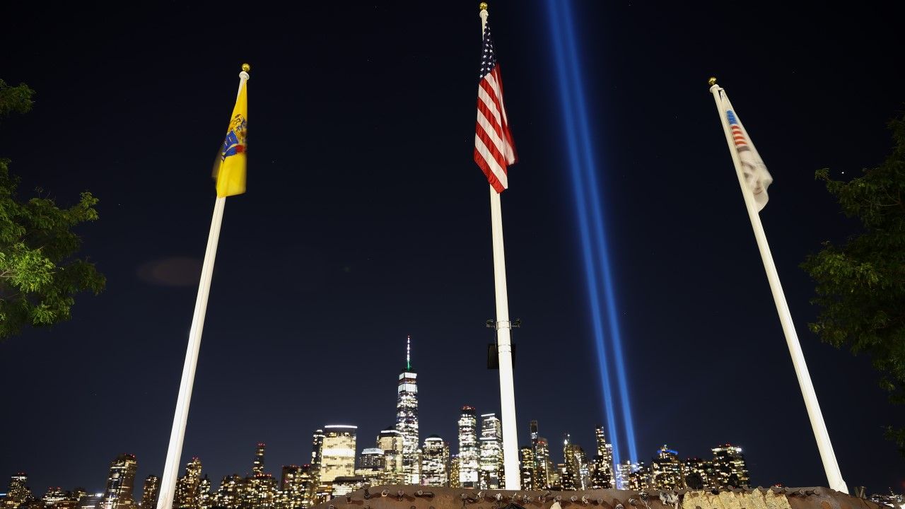 Światła upamiętniajace zamachy na WTC widziane z New Jersey (fot. Tayfun Coskun/Anadolu Agency via Getty Images) Światła upamiętniajace zamachy na WTC widziane z New Jersey (fot. Tayfun Coskun/Anadolu Agency via Getty Images)