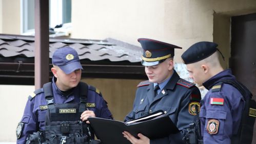 Міліцыянты і патрульны падчас паходу на «прафілактычныя сустрэчы»