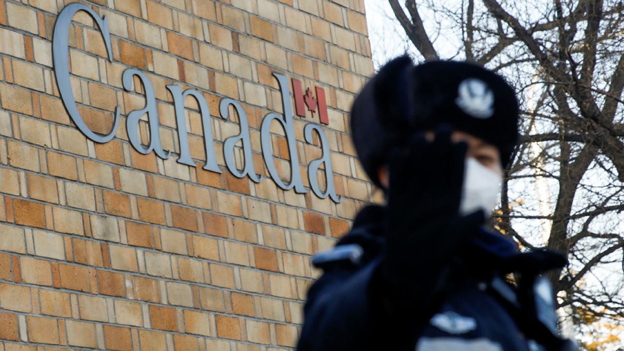 Funkcjonariusz chińskiej policji przed ambasadą Kanady w Pekinie (fot. REUTERS/Thomas Peter) Funkcjonariusz chińskiej policji przed ambasadą Kanady w Pekinie (fot. REUTERS/Thomas Peter)