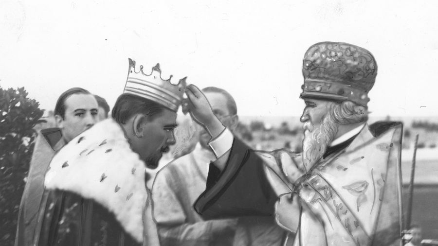 Protoprezbiter Kościoła prawosławnego Terencjusz Teodorowicz błogosławi nowo wybranego króla Cyganów Janusza Kwieka w kwietniu 1937 roku. Fot. NAC/IKC