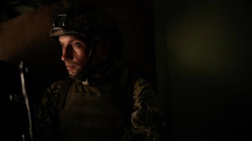 Салдат 33-й асобнай механізаванай брыгады ЗСУ па дарозе на вучэнні ў неўстаноўленым месцы на ўсходзе Украіны