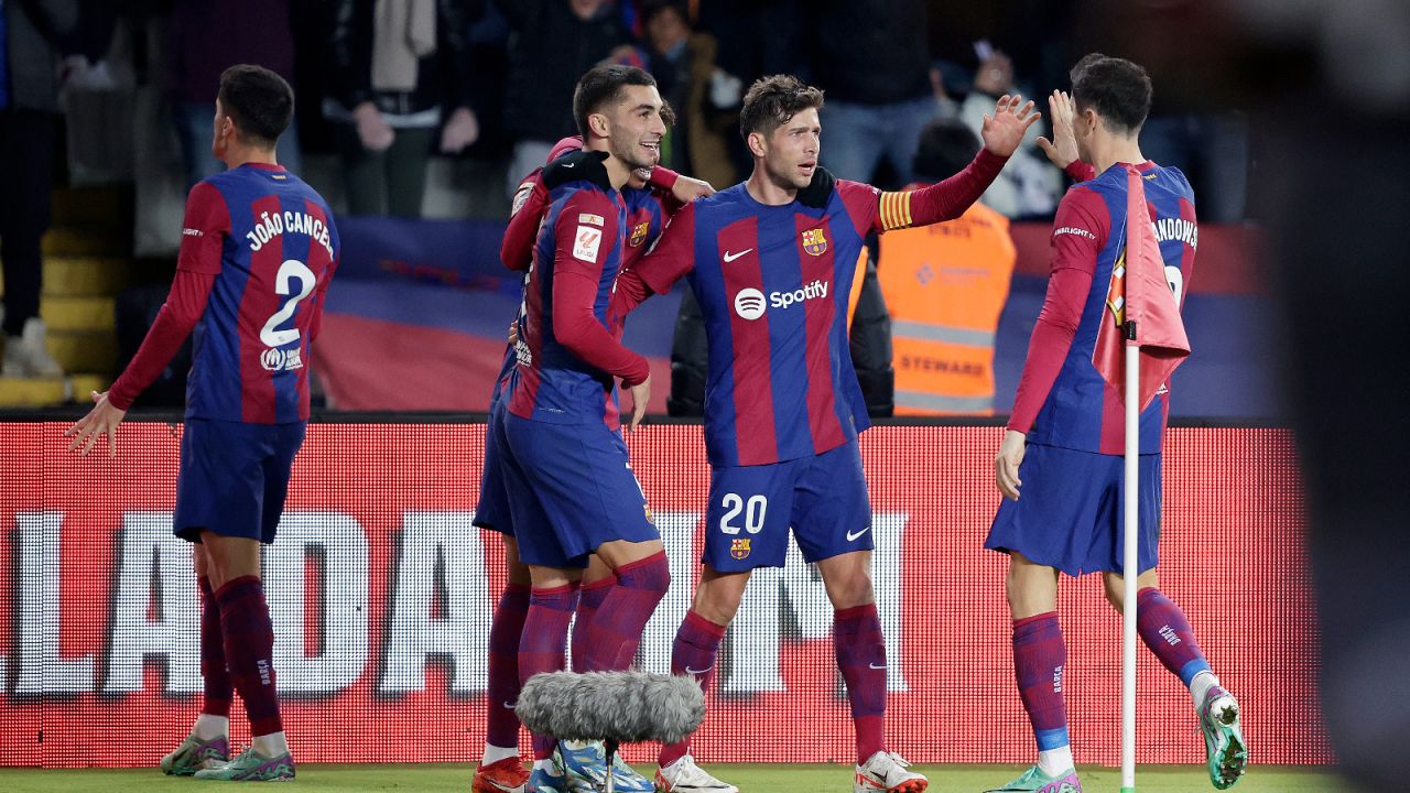 Piłkarze Barcelony celebrujący strzelenie gola w meczu z Almerią (fot. Getty)