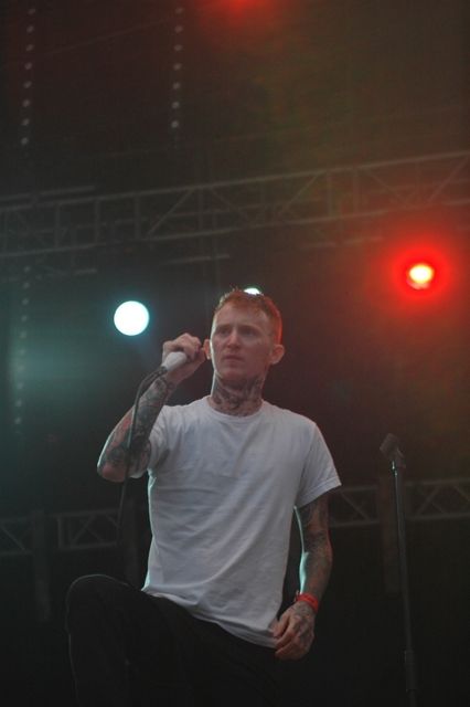 Wokalista Gallows Frank Carter poza sceną jest miłośnikiem tatuażu artystycznego (fot. Krzysztof Świdrak)