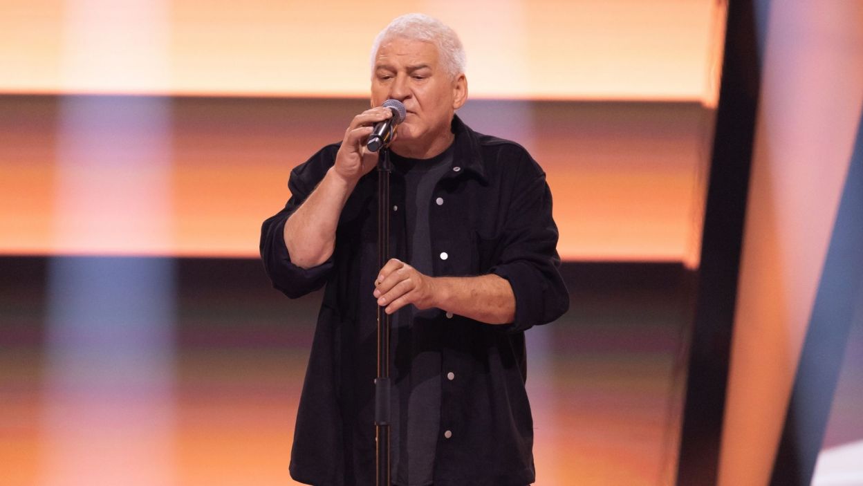 Piotr Koman, podopieczny Małgorzaty Ostrowskiej, na scenie „The Voice Senior” zaśpiewał „Tańcz, głupia, tańcz” Lady Pank, a następnie ustąpił miejsca Ewie Śniady. Fot. Arsen Petrovych/ TVP