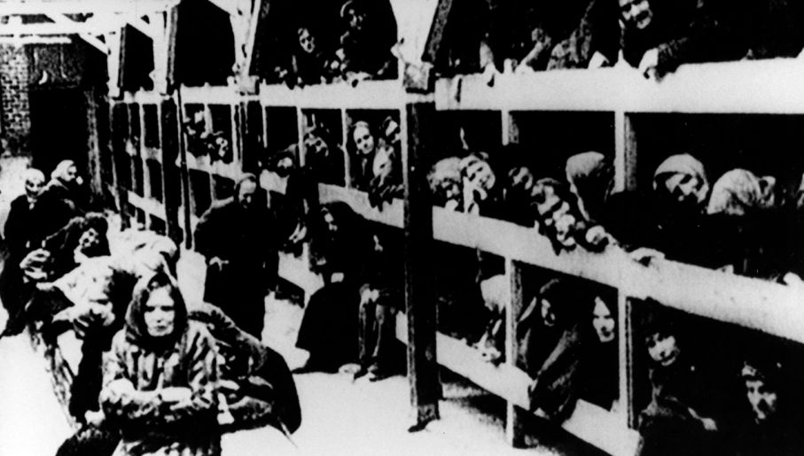 Obóz koncentracyjny po wyzwoleniu przez Armię Czerwoną. Nz: więźniowie obozu w baraku na pryczach (fot. arch. PAP/CAF/Reprodukcja)