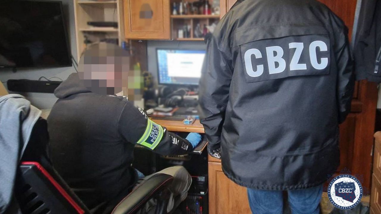 Policjanci cyberbiura zabezpieczyli wiele nośników danych (fot. CBZC)