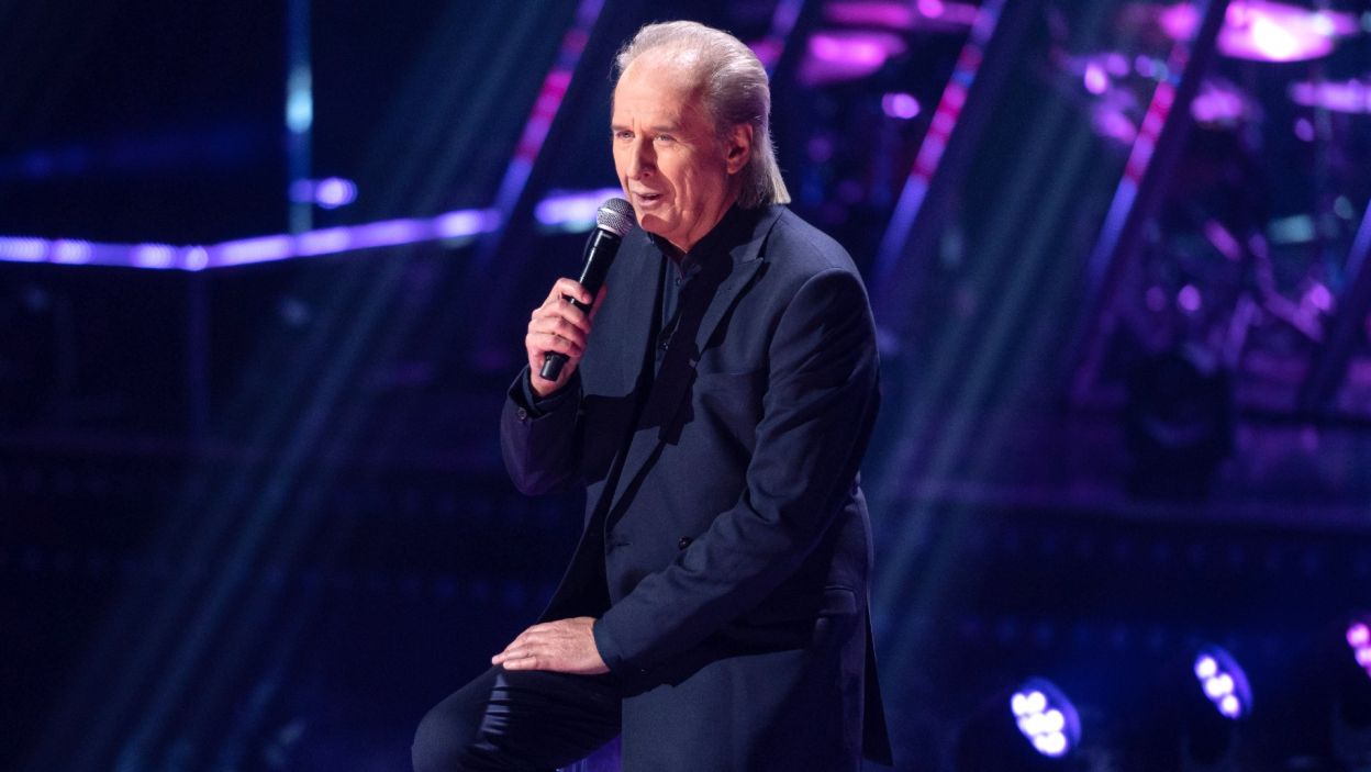 Kolejny na scenie pojawił się Krzysztof Prusik, który wykonał utwór „Please Forgive Me” Bryana Adamsa. Witold Paszt sercem był za kwartetem, jednak postawił na solistę (fot. TVP)