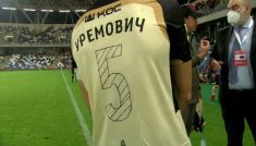 Raków – Rubin. Numery piłkarzy gości... namalowane flamastrem (Fot. TVP)