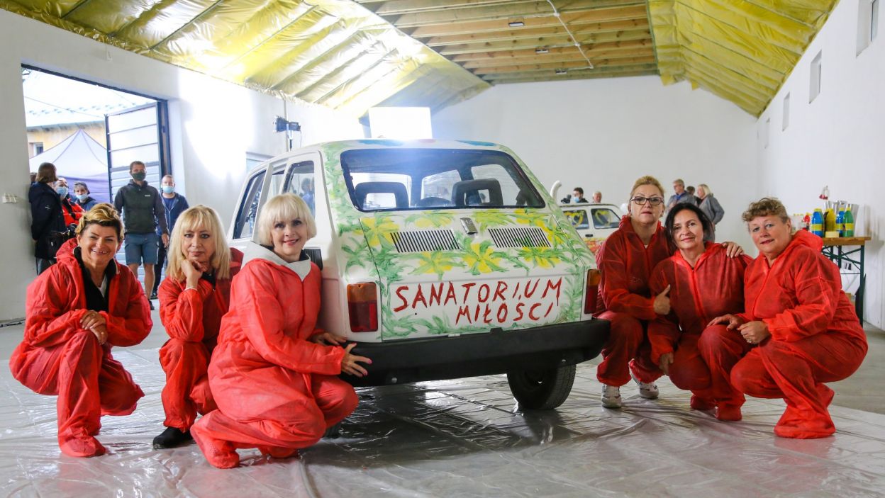 Ostatnią atrakcją odcinka „Sanatorium miłości” okazała się możliwość pomalowania Fiata 126, czyli dobrze znanego kuracjuszom „malucha”. Dwie drużyny – męska i żeńska – mogły dać ponieść się wodzom fantazji i upiększyć karoserie tych wyjątkowych samochodów. (fot. TVP)