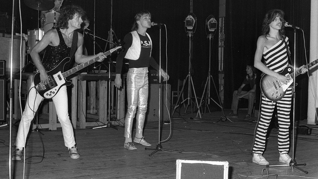 Oddział Zamknięty, gitara basowa Krzysztof Zawadka (L), wokal Krzysztof Jaryczewski (C), gitara Wojciech Łuczaj-Pogorzelski (P). (fot. arch.PAP/Longin Wawrynkiewicz) Oddział Zamknięty, gitara basowa Krzysztof Zawadka (L), wokal Krzysztof Jaryczewski (C), gitara Wojciech Łuczaj-Pogorzelski (P). (fot. arch.PAP/Longin Wawrynkiewicz)