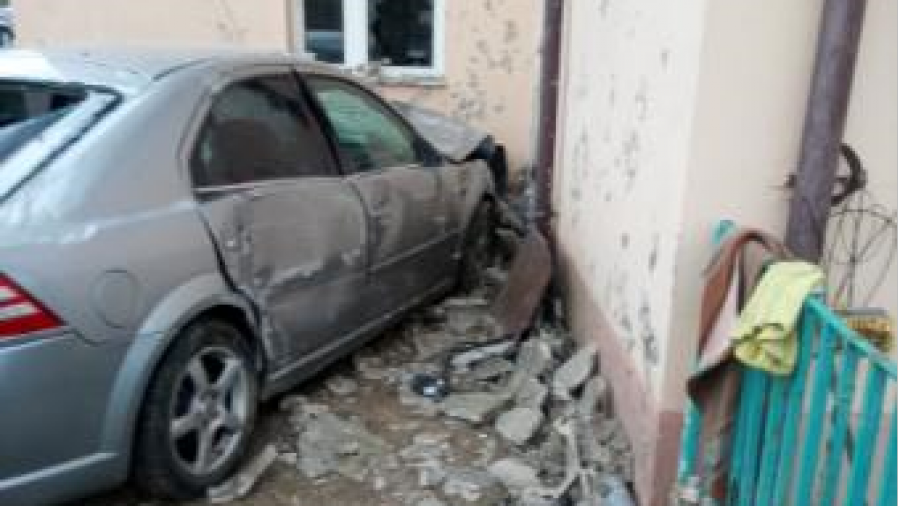 Samochód w ogródku po raz piąty. Co zrobić z niebezpieczną drogą w Domaszowicach?
