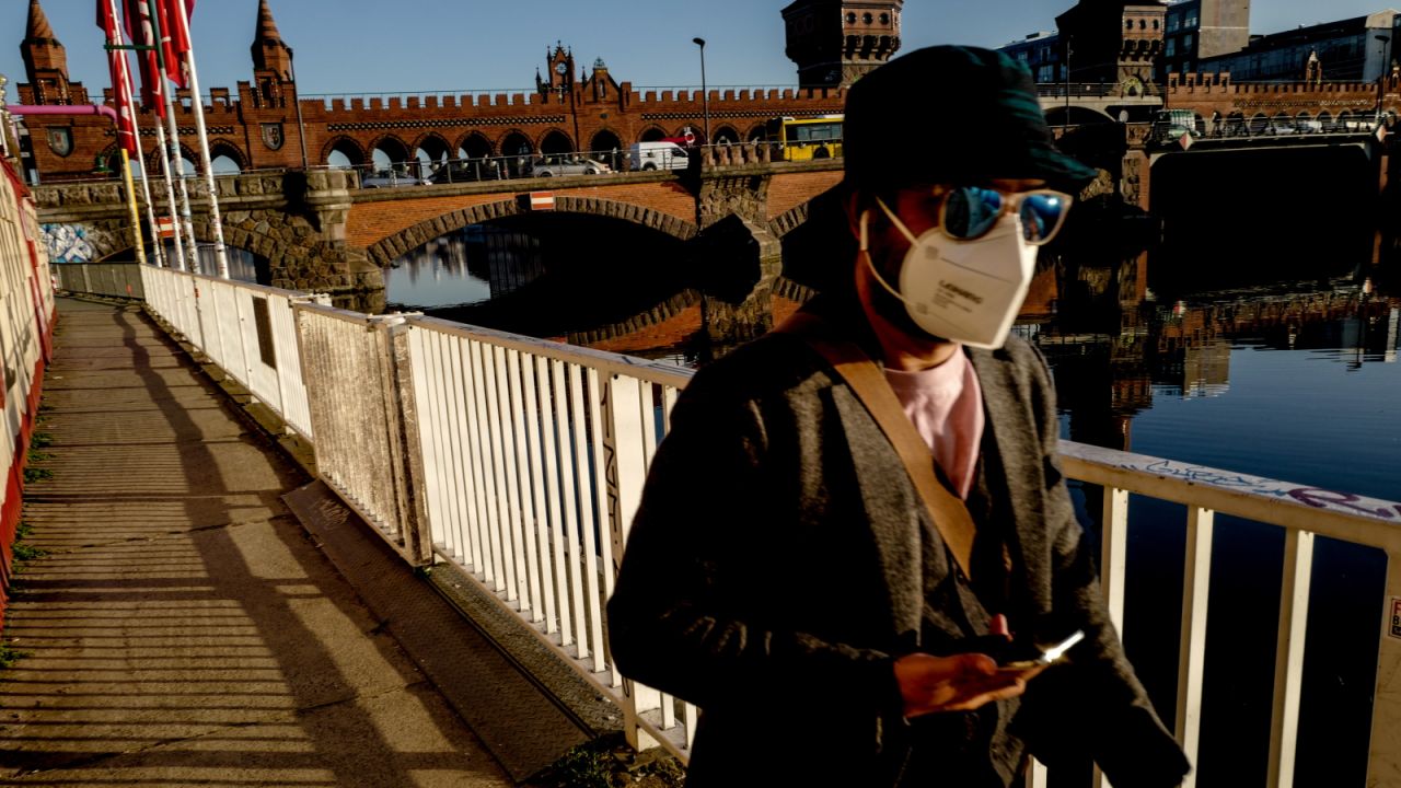 Jest znacznie bardziej zaraźliwy niż oryginalny wariant koronawirusa (fot. PAP/EPA) Jest znacznie bardziej zaraźliwy niż oryginalny wariant koronawirusa (fot. PAP/EPA)