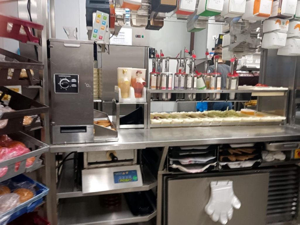 На кухні ў «McDonsld’s». Варшава, Польшча. Фота: Міхаіл Волчак