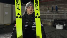 Kacper Tomasiak na fotelu lidera w Klingenthal. Piękny obrazek w debiucie w Letnim Grand Prix. Polski skoczek ma 18 lat, jest juniorem z kadry B, a w debiucie w elicie poradził sobie najlepiej ze wszystkich Polaków, którzy tego dnia wystąpili w zawodach na niemieckiej skoczni. To duży sukces Kacpra Tomasiaka (fot. własne)