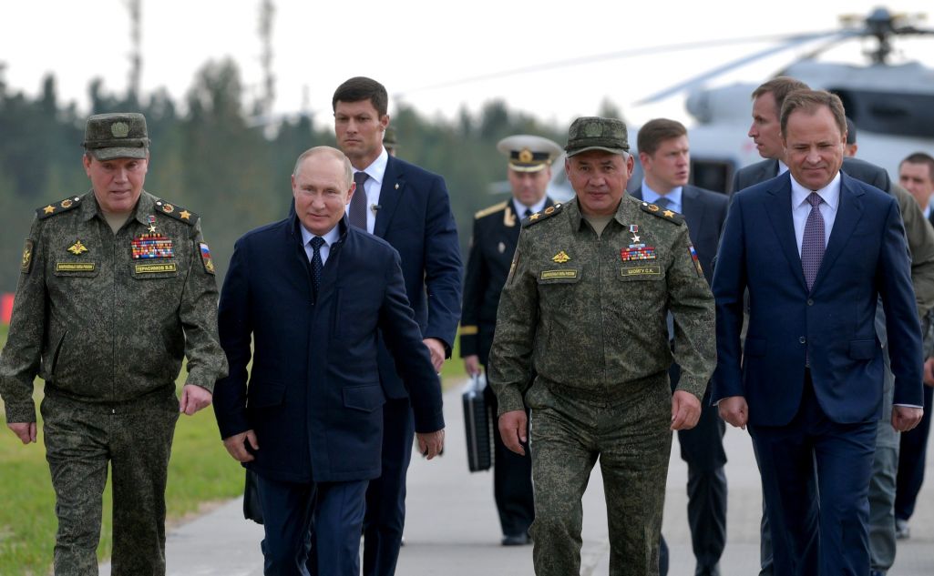 Валерый Герасімаў і Сяргей Шойгу ідуць побач з Уладзімірам Пуціным падчас наведвання вайсковага палігону ў Ніжагародскай вобласці, дзе праходзілі стратэгічныя вучэнні ўзброеных сіл Расейскай Федэрацыі і Рэспублікі Беларусь «Захад-2021». 13 верасня 2021 года. (Фота: kremlin.ru)