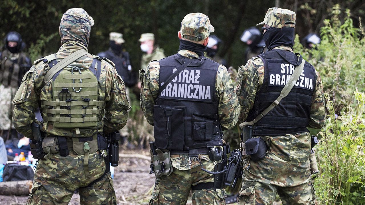 Polscy strażnicy graniczni są fizycznie atakowani przez migrantów (fot. M. Luczniewski/NurPhoto/Getty Images) Polscy strażnicy graniczni są fizycznie atakowani przez migrantów (fot. M. Luczniewski/NurPhoto/Getty Images)