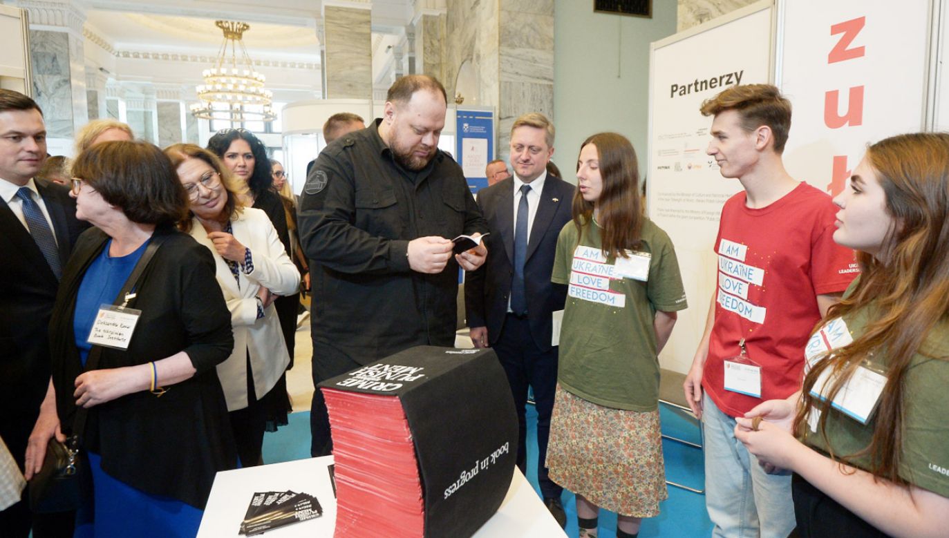 Przewodniczący Rady Najwyższej Ukrainy Rusłan Stefanczuk (C) i ambasador Ukrainy w Polsce Wasyl Zwarycz (C-P) podczas Międzynarodowych Targów Książki  w Warszawie (fot. PAP/Marcin Obara)