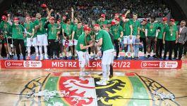 Michał Lizak (pierwszy z prawej) jest prezesem koszykarskiego Śląska Wrocław (fot. PAP).