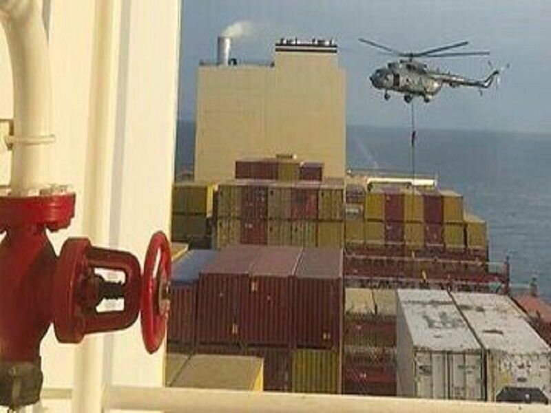 Захоп іранскім спецназам судна 13 красавіка. Скрыншот з (відэа: apnews.com)