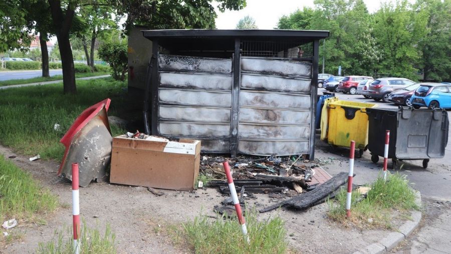 Podpalali wiaty śmietnikowych wraz ze stojącymi w nich kontenerami na śmieci. Fot. Policja Śląska