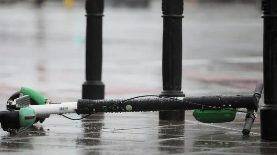 Ostrów Wielkopolski. Wjechał hulajnogą w ciężarówkę. Jedno go uratowało (fot. Leszek Szymański PAP zdj. ilust.)