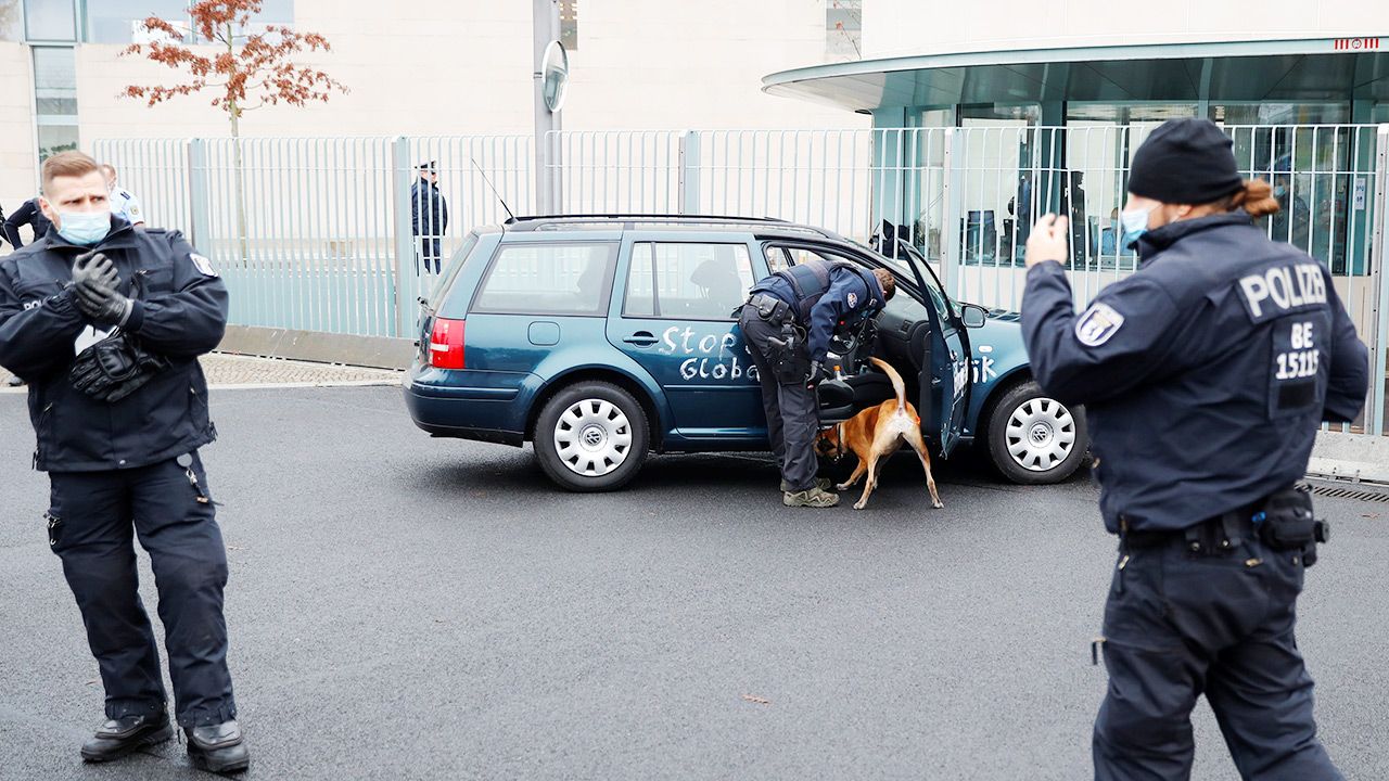 Na miejsce zdarzenia skierowano liczne oddziały straży pożarnej i policji (fot. REUTERS/Fabrizio Bensch)