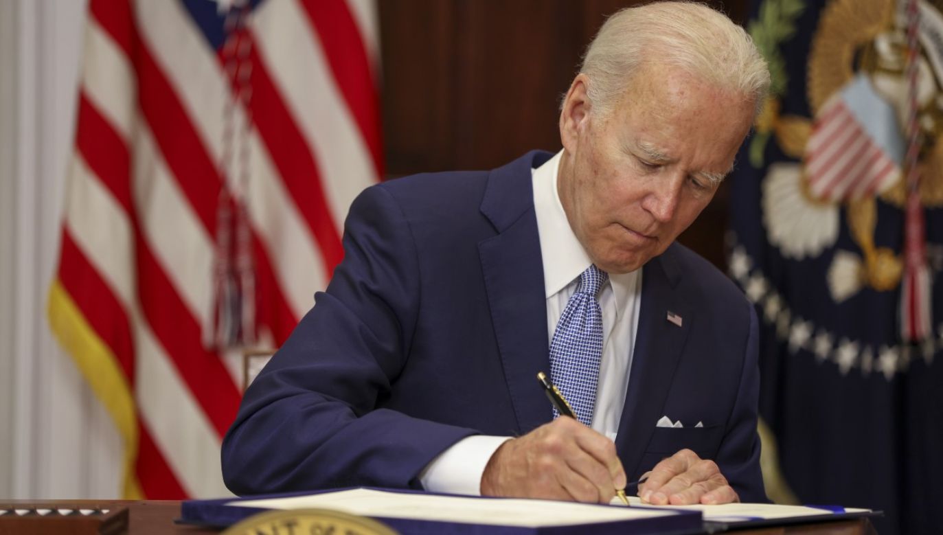 Prezydent USA Joe Biden podpisujący tzw.  Ustawę o Bezpieczniejszych Społecznościach (fot. Tasos Katopodis/Getty Images)
