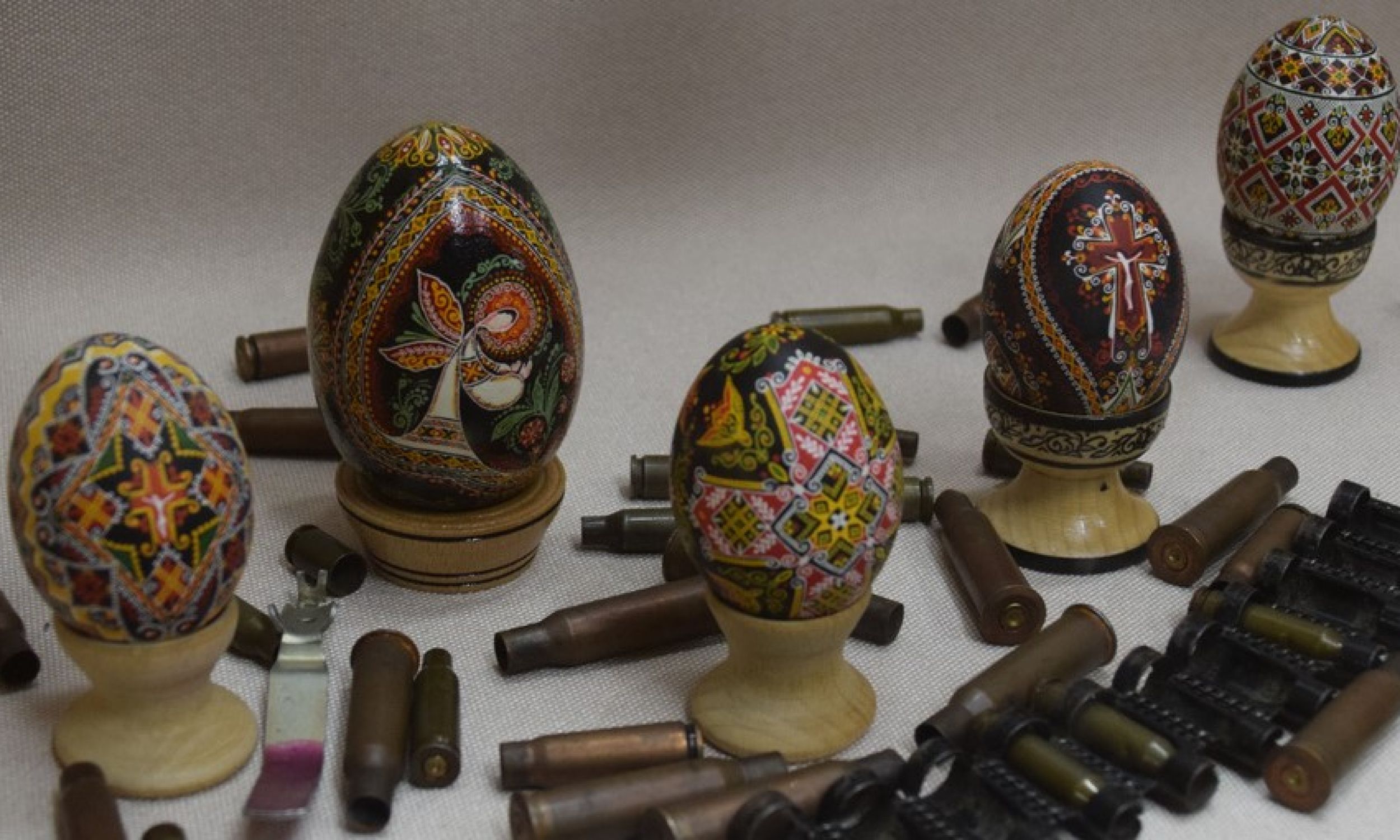 Украинские пасхальные яйца (писанки) отличаются от польских орнаментом. На фото пасхальные яйца из Чернобыльской зоны. Фото Lantuszka – CC BY-SA 3.0, Wikimedia