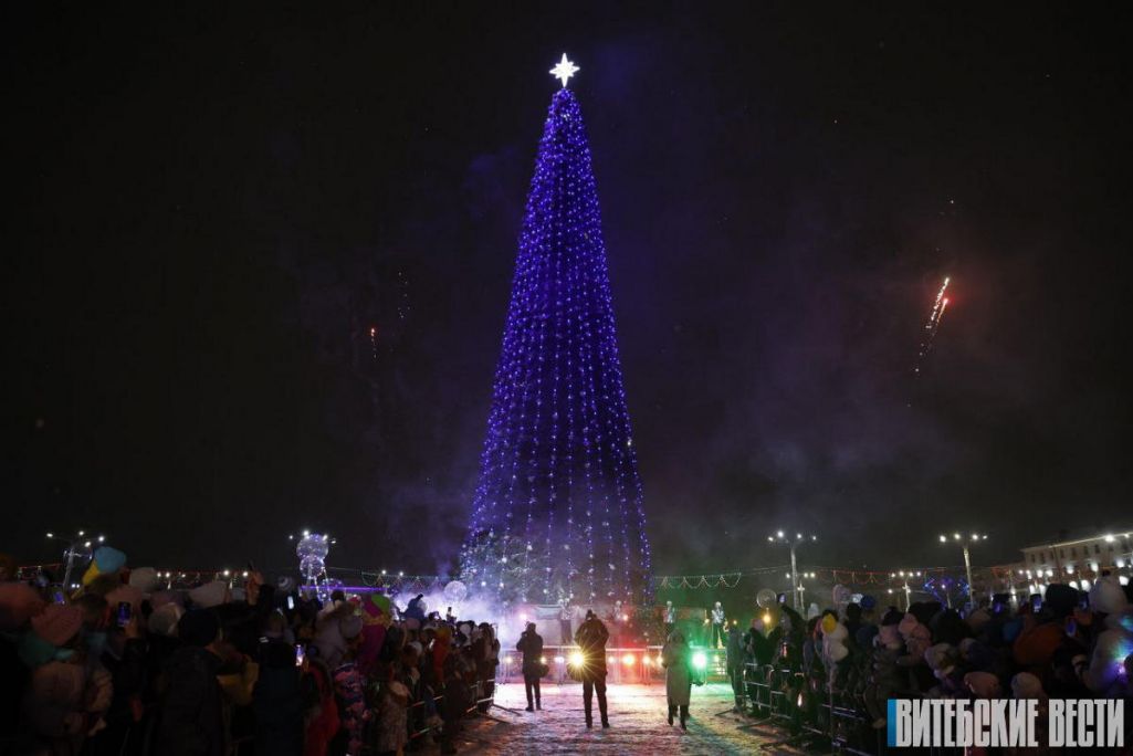Зорка на каляднай ялінцы ў Менску. (Фота: realt.onliner.by)