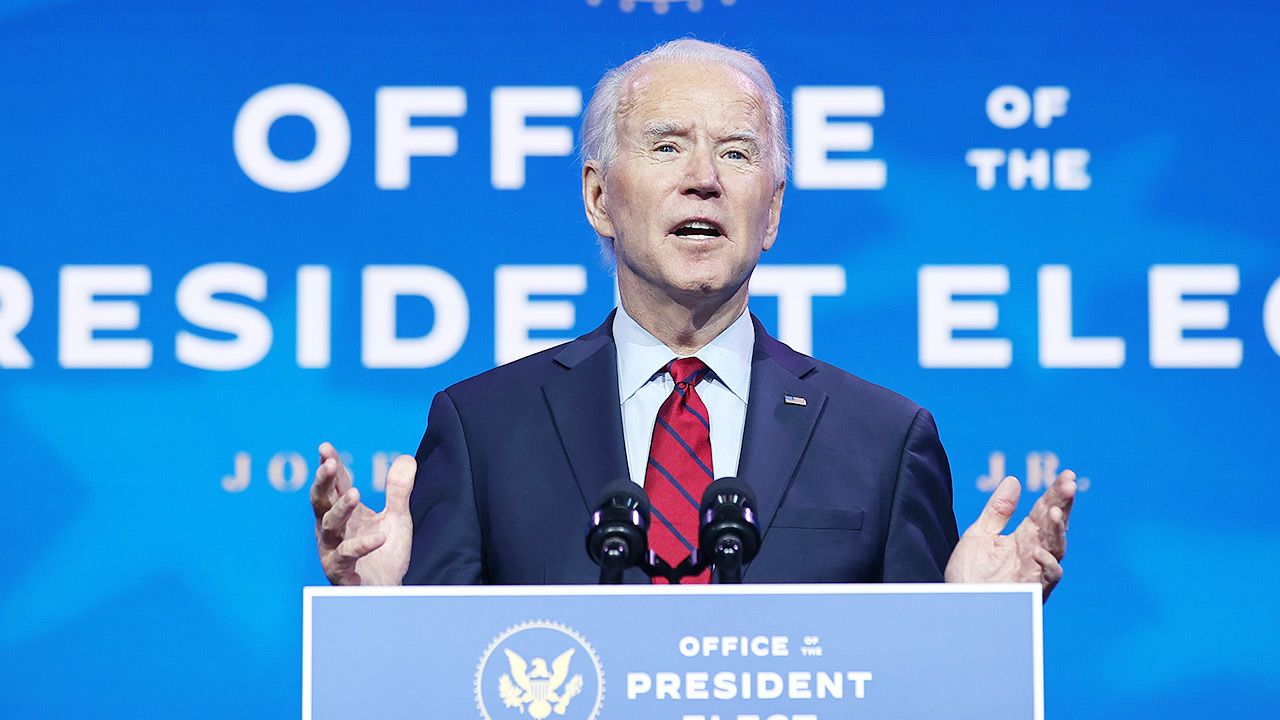 Biden poprosił wszystkich Amerykanów o noszenie maseczek przez pierwsze 100 dni jego prezydentury (fot. Chip Somodevilla/Getty Images) Biden poprosił wszystkich Amerykanów o noszenie maseczek przez pierwsze 100 dni jego prezydentury (fot. Chip Somodevilla/Getty Images)