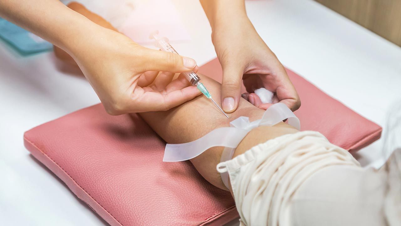 Obecnie lekarze oceniają ryzyko ciężkiego przebiegu COVID-19 i zgonu na podstawie takich cech pacjenta, jak wiek czy występowanie innych schorzeń (fot. Shutterstock/Soonthorn Wongsaita) Obecnie lekarze oceniają ryzyko ciężkiego przebiegu COVID-19 i zgonu na podstawie takich cech pacjenta, jak wiek czy występowanie innych schorzeń (fot. Shutterstock/Soonthorn Wongsaita)