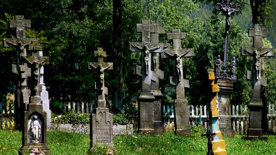 Bartne, sierpień 2009 r. Cmentarz łemkowki; kamienne nagrobki pochodzące z drugiej połowy XIX i pierwszej połowy XX wieku. Fot. PAP/Marek Angiel